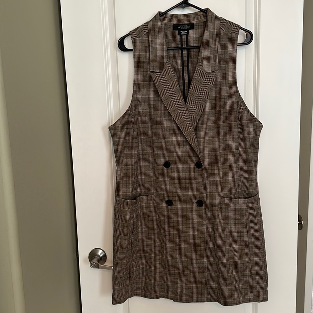 Michel Studio long sleeveless blazer. Size 16